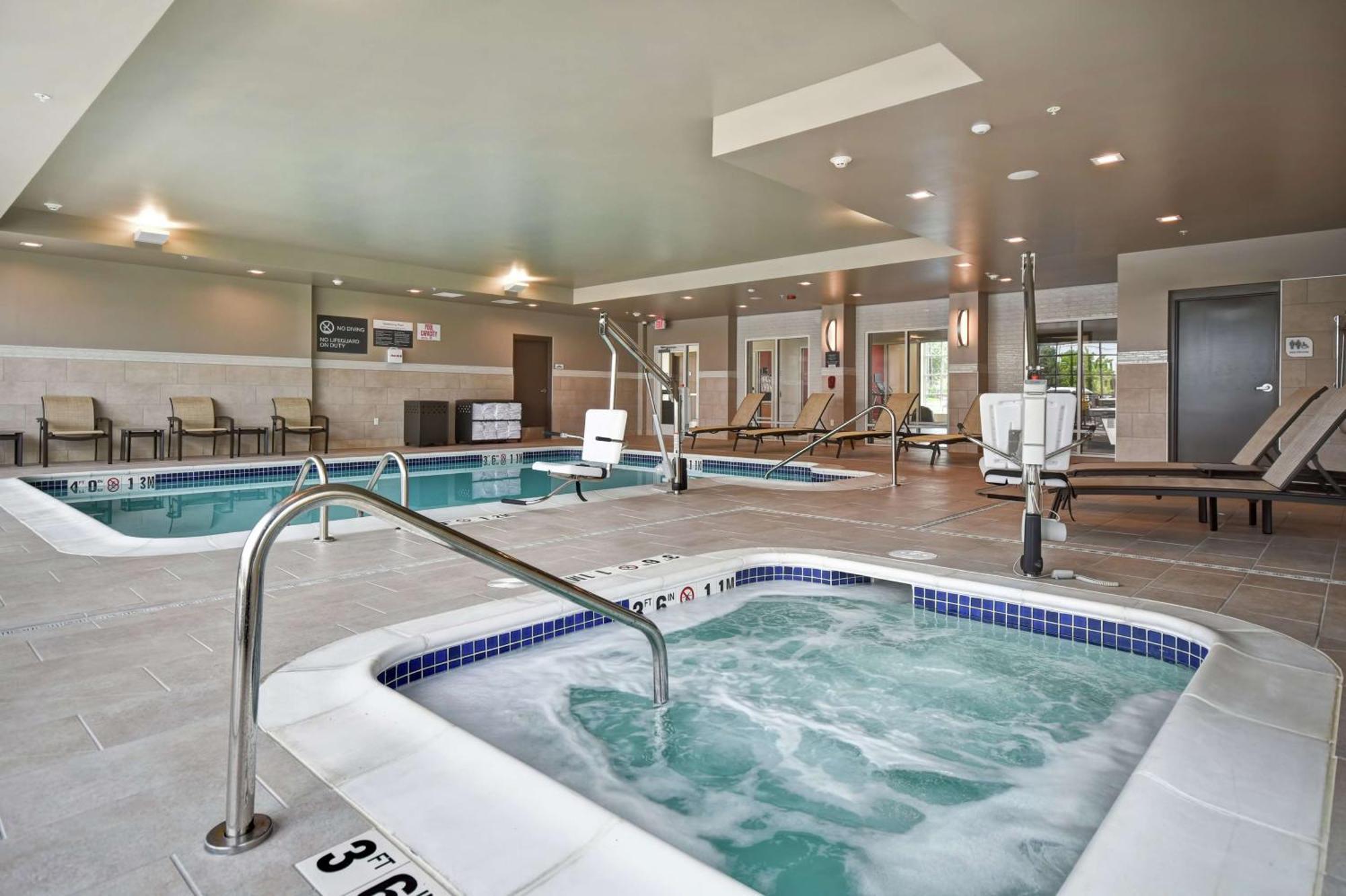 Hilton Garden Inn Lansing West Exteriör bild